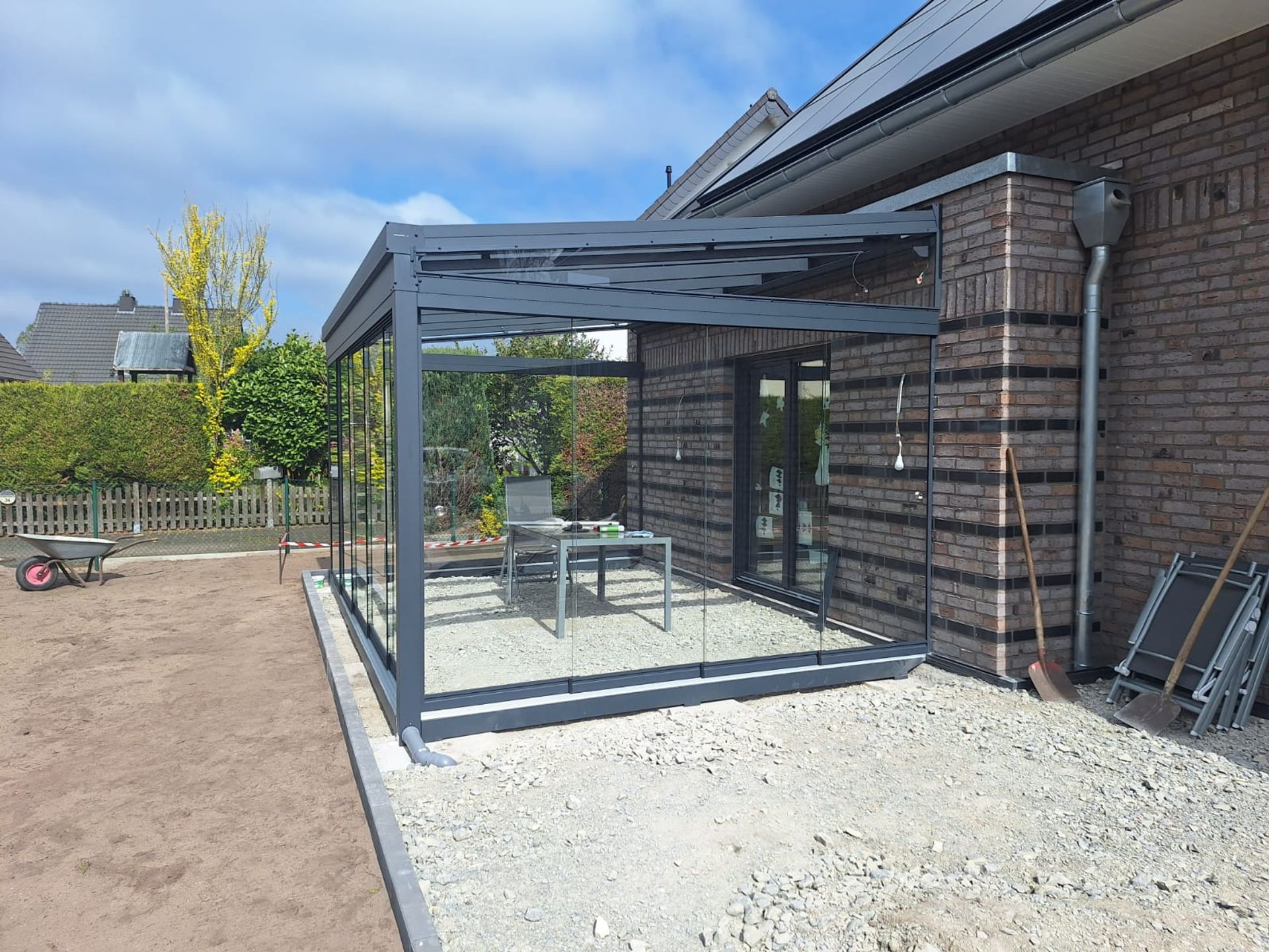 Wintergarten mit Glasschiebeelementen – Blick in den Garten