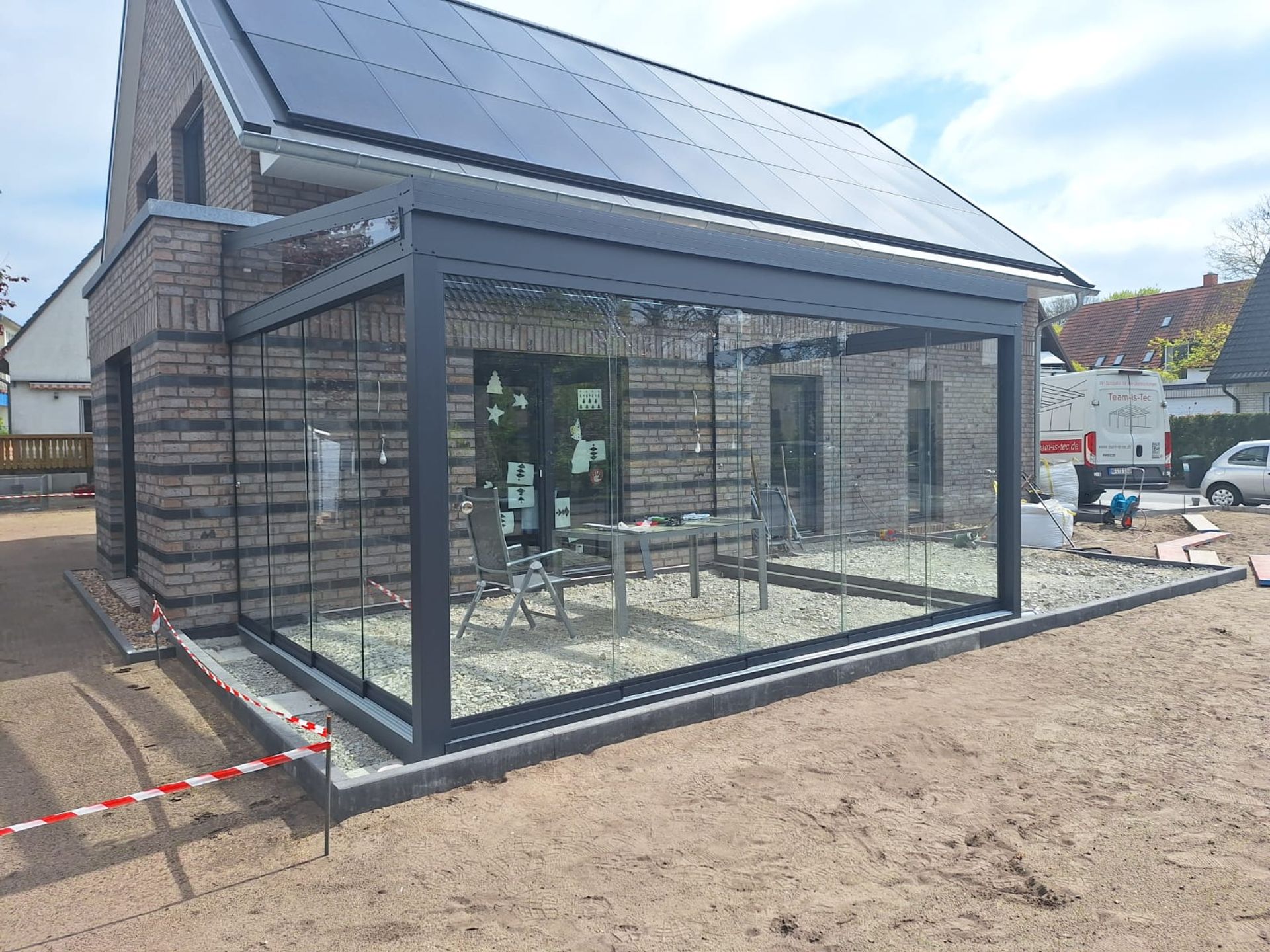 Montage des Wintergartens – Team Is Tec vor Ort am Einfamilienhaus